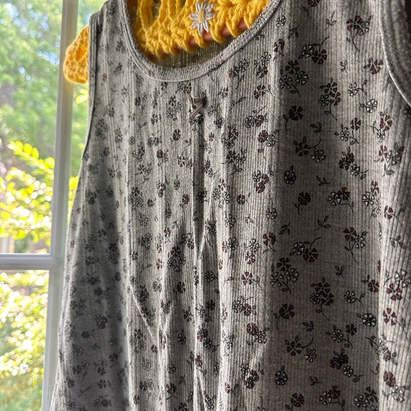 90s Basics Tank - Picture 2 of 3